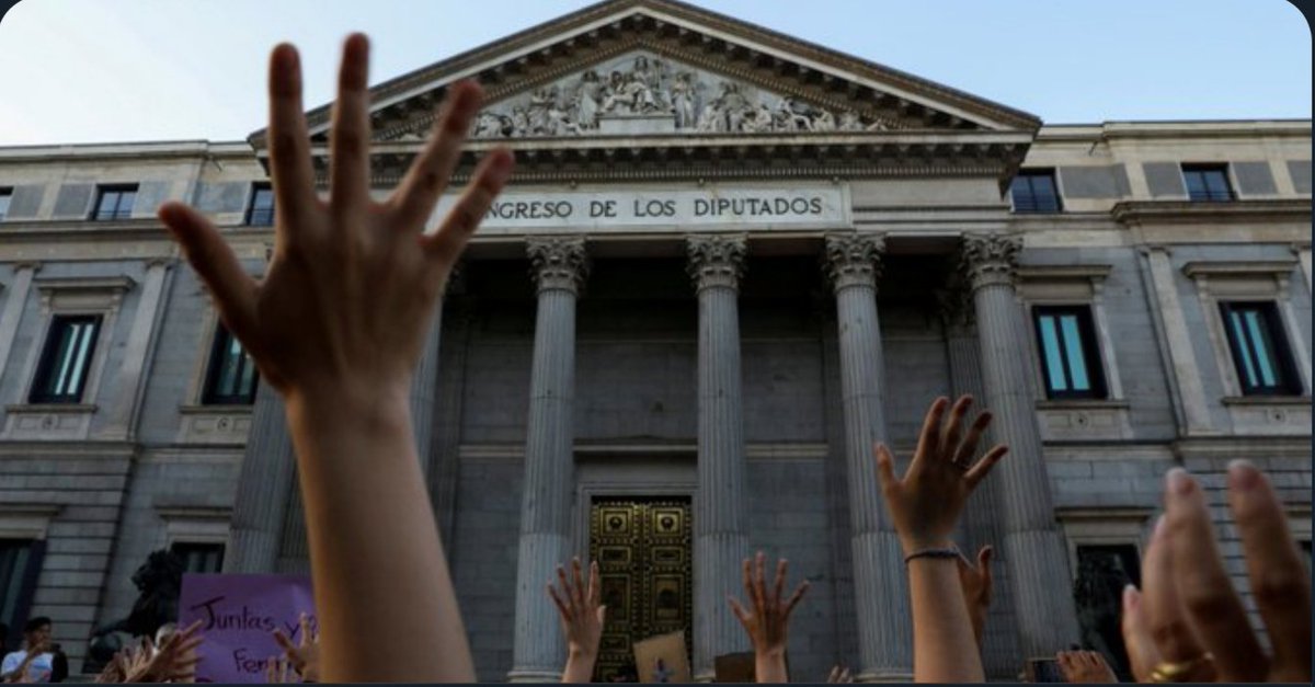 az_presse's tweet photo. L'Espagne a adopté une nouvelle loi classant les relations sexuelles sans consentement clair comme un viol. Cela survient six (6) ans après qu'un viol collectif d'une femme a suscité des manifestations de masse.✍.@az_presse photo📸: @nytimes https://t.co/zKTxiGQSoS