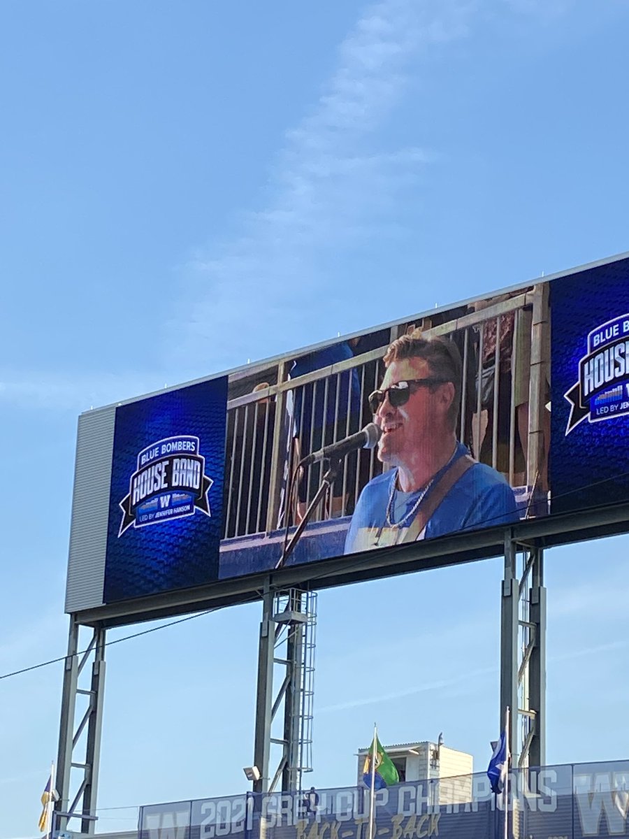 YumYumWpg's tweet photo. Doc Walker!!!! 👏🏻👏🏻🎶🎶🤠🏈❤️ @doc_walker @Wpg_BlueBombers #GoBombers #DocWalker #MBGrown #CountryNight #ForTheW #CFL #CFLGameday https://t.co/8MQZjJOlum