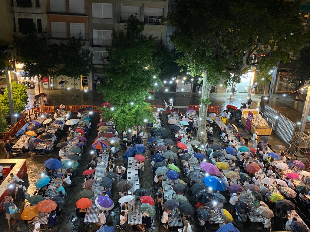CGanxet's tweet photo. Moltes gràcies a les 500 persones que heu vingut a sopar tot i la pluja. Un plaer cuinar per vosaltres 😘⚪🔵 #FMBiB @CollaDelsBlancs @Blancsiblaus https://t.co/QOExSDvTHU