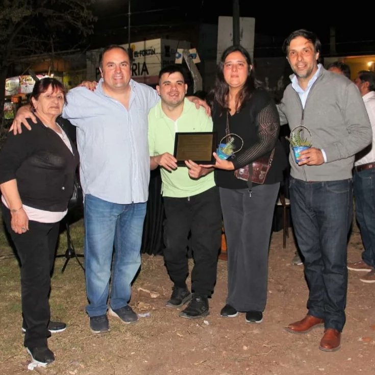 juanmoraco's tweet photo. Hoy participamos del 25 Aniversario de la Escuela de Formación Profesional N° 405. Entidad fundada por Alicia Nadal y Alberto Mendoza, matrimonio que dedico su vida a formar delvisenses en arte y oficio.
Gracias a toda su familia por dejarnos participar de este emotivo homenaje. https://t.co/6QeKyUCDgi