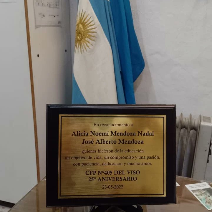 Hoy participamos del 25 Aniversario de la Escuela de Formación Profesional N° 405. Entidad fundada por Alicia Nadal y Alberto Mendoza, matrimonio que dedico su vida a formar delvisenses en arte y oficio.
Gracias a toda su familia por dejarnos participar de este emotivo homenaje.