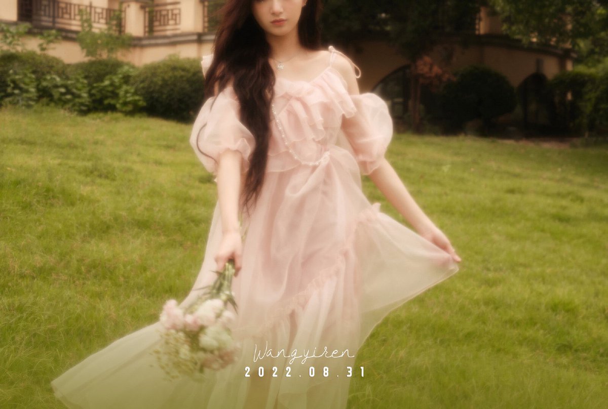 globalmyeon's tweet photo. EVERGLOW's WANG YIREN will release her first solo project on August 31st. https://t.co/tpQkBT6QSA