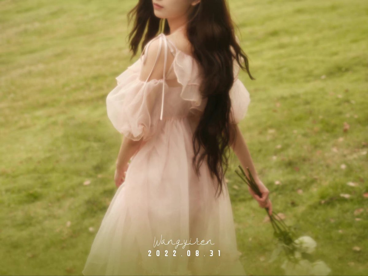 globalmyeon's tweet photo. EVERGLOW's WANG YIREN will release her first solo project on August 31st. https://t.co/tpQkBT6QSA