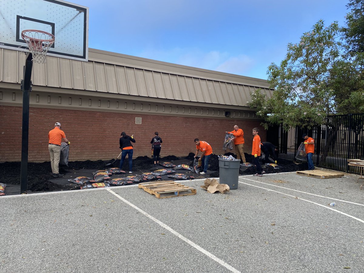 Cesar93THD's tweet photo. Living our values - Giving Back! Amazing day at the Boys And Girls Club!! Thank you everybody for the hard work!! #teamdepot #D209 #pacnorthproud https://t.co/1vZqrghN5E