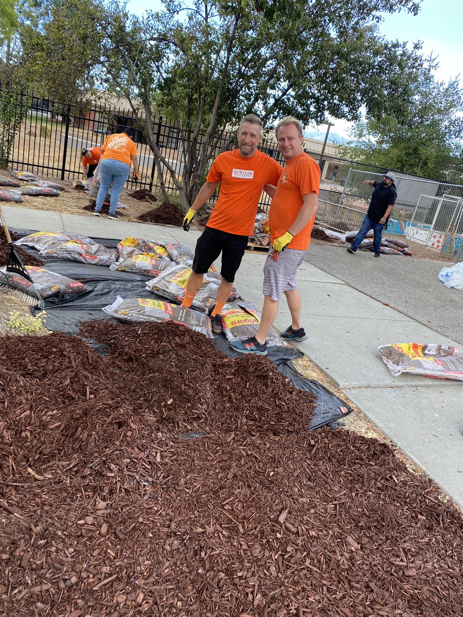 Cesar93THD's tweet photo. Living our values - Giving Back! Amazing day at the Boys And Girls Club!! Thank you everybody for the hard work!! #teamdepot #D209 #pacnorthproud https://t.co/1vZqrghN5E