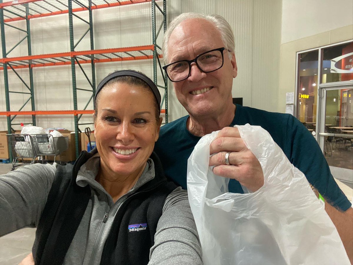 Thanks <a href="/threesquareLV/">Three Square</a> for a great afternoon supporting the southern #Nevada community! What an amazing facility! And the work you do is so important #safetynet #foodbank #Volunteering #giveback