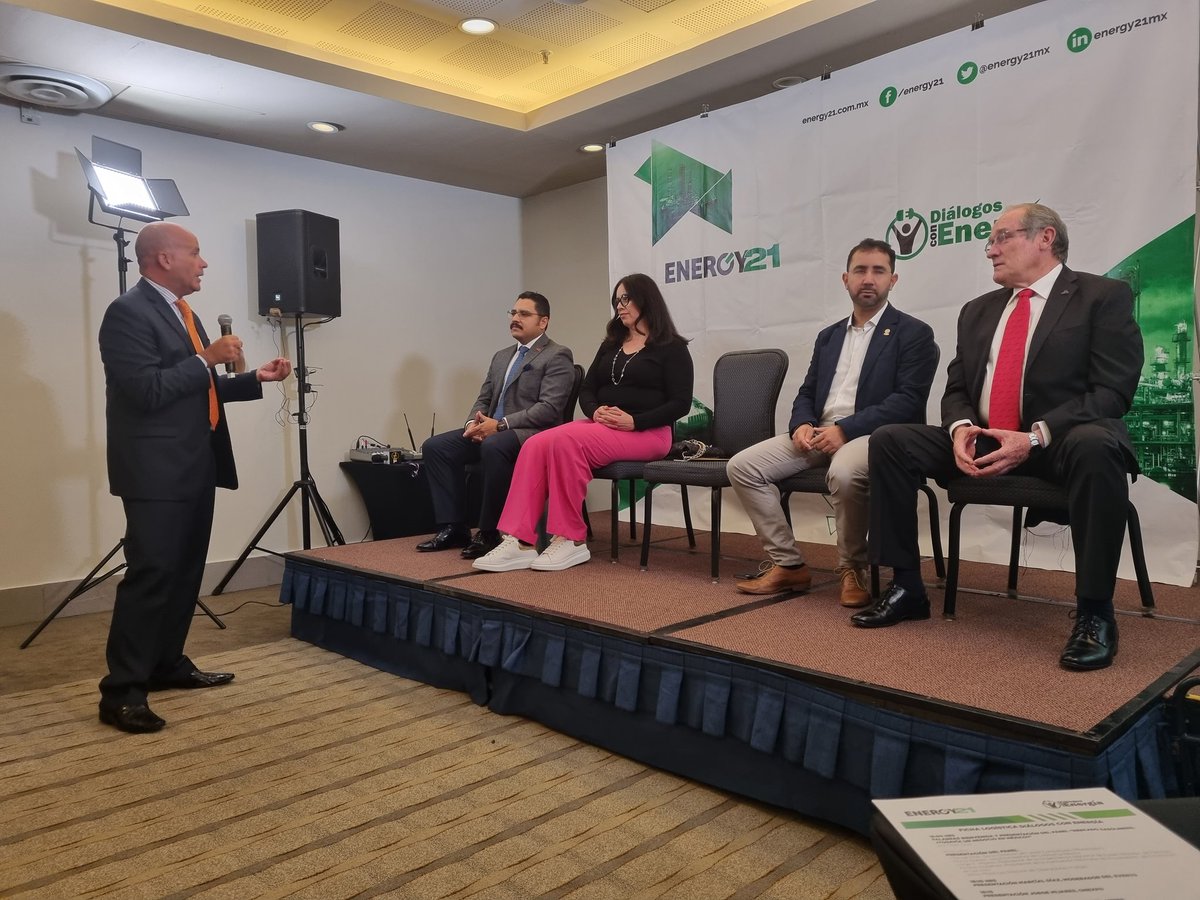 Da_Lored0's tweet photo. Gran mesa de debate la que se está llevando a cabo en esta edición de #DiálogosConEnergía sobre si en México sigue siendo un negocio la industria gasolinera! 🌟🙌👏 https://t.co/7fuYEOiYF8