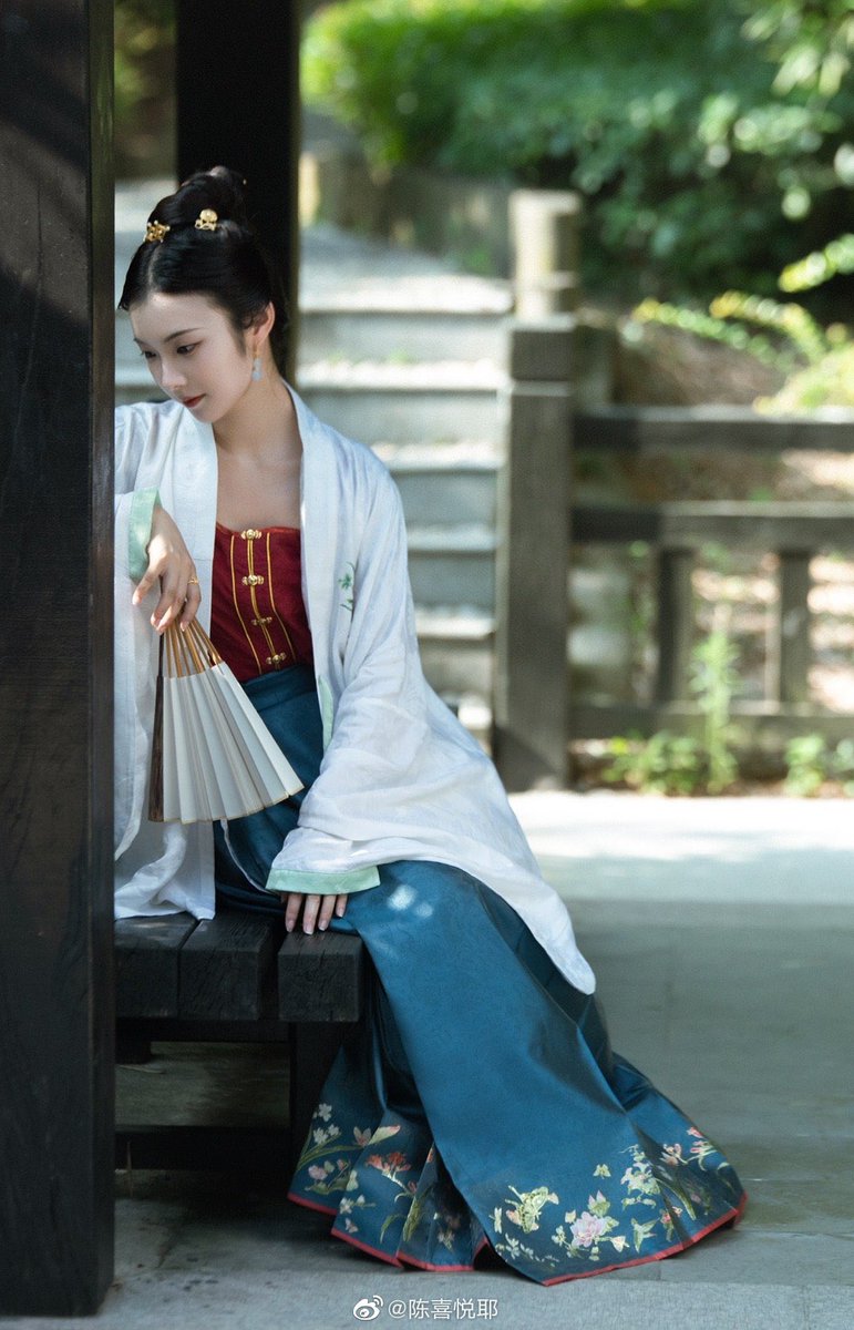 balabengta's tweet photo. #中華風 #漢服チャレンジ
#汉服挑战 #한푸_도전 #China #汉服 #漢服 #한푸 #中国女孩 
#Chinese_style #中国风 #中国  #Chinese #ChineseCulture #ChinaStory #hanfu_challenge #hanfu #hanfugirl  #chinesefashion 
「中华女性主题-晚明女画家文俶」
图源：陈喜悦耶 https://t.co/netGdUeS85