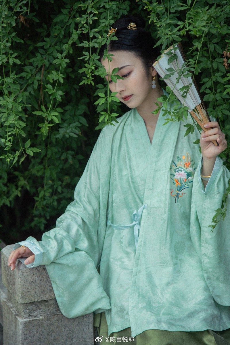 balabengta's tweet photo. #中華風 #漢服チャレンジ
#汉服挑战 #한푸_도전 #China #汉服 #漢服 #한푸 #中国女孩 
#Chinese_style #中国风 #中国  #Chinese #ChineseCulture #ChinaStory #hanfu_challenge #hanfu #hanfugirl  #chinesefashion 
「中华女性主题-晚明女画家文俶」
图源：陈喜悦耶 https://t.co/netGdUeS85