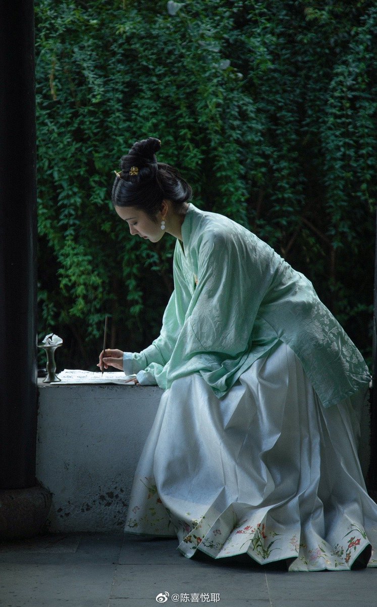 balabengta's tweet photo. #中華風 #漢服チャレンジ
#汉服挑战 #한푸_도전 #China #汉服 #漢服 #한푸 #中国女孩 
#Chinese_style #中国风 #中国  #Chinese #ChineseCulture #ChinaStory #hanfu_challenge #hanfu #hanfugirl  #chinesefashion 
「中华女性主题-晚明女画家文俶」
图源：陈喜悦耶 https://t.co/netGdUeS85