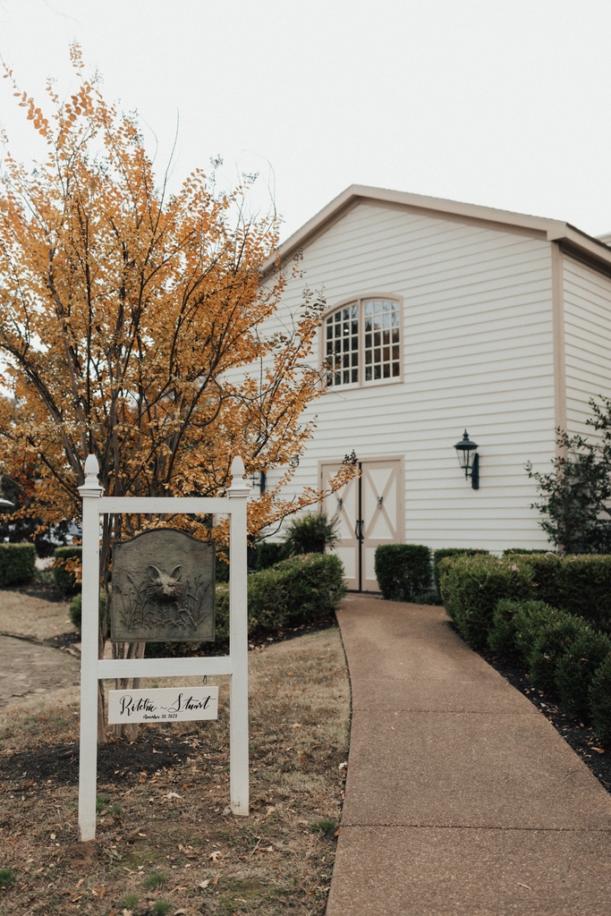 CedarHallTN's tweet photo. There's something about the grounds at Cedar Hall in the fall time. The changing leaves, cooler temps, and dreamy atmosphere... we couldn't love it more!🍂Are you ready for the upcoming fall season, or are you still enjoying summer? ⁣
⁣
Venue ◦ @cedarhallTN
Photo ◦ Jo Darling https://t.co/wF9QvRAskv