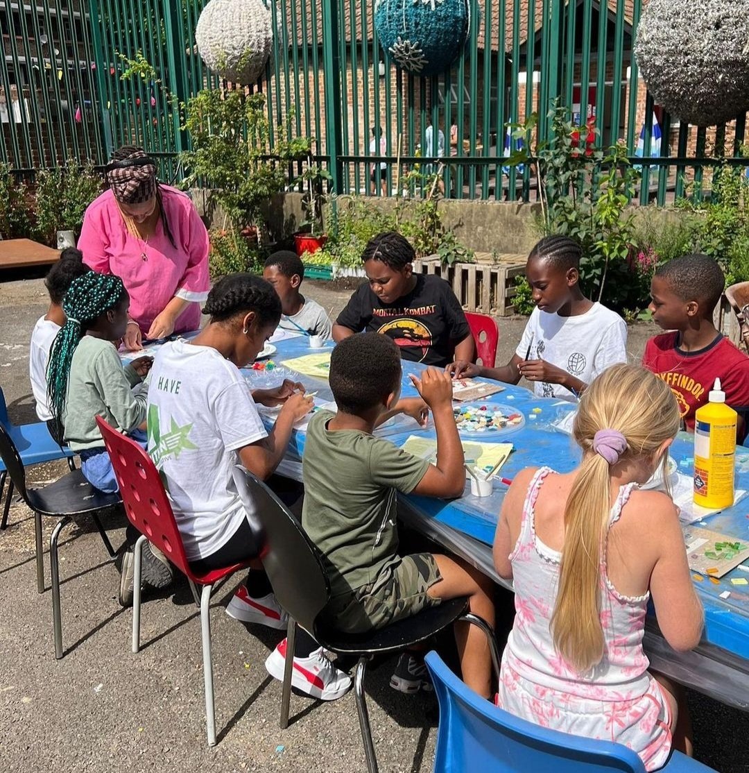 HeartInArt_UK's tweet photo. It was nearly a wash-out today, but we got the first few mosaics on the wall this afternoon
 👏👏👏👏👏👏
Well done everyone @SimplySmileyPro @ovalartsdepot @KPCCOval We hope you enjoyed #makingmosaics with @HeartInArt_UK https://t.co/JCOd3wdZm8
