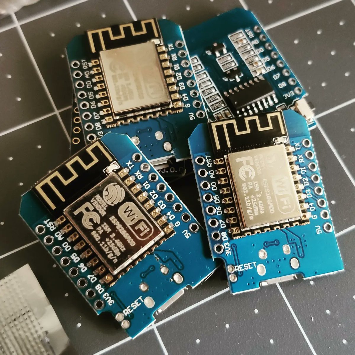 m0lokita's tweet photo. Llegaron los chunches para los SlimeVR provisionales 👍

#diyelectronics #vrchat #vrtracking #slimevr #esp8266 https://t.co/BKwaKeg9aM