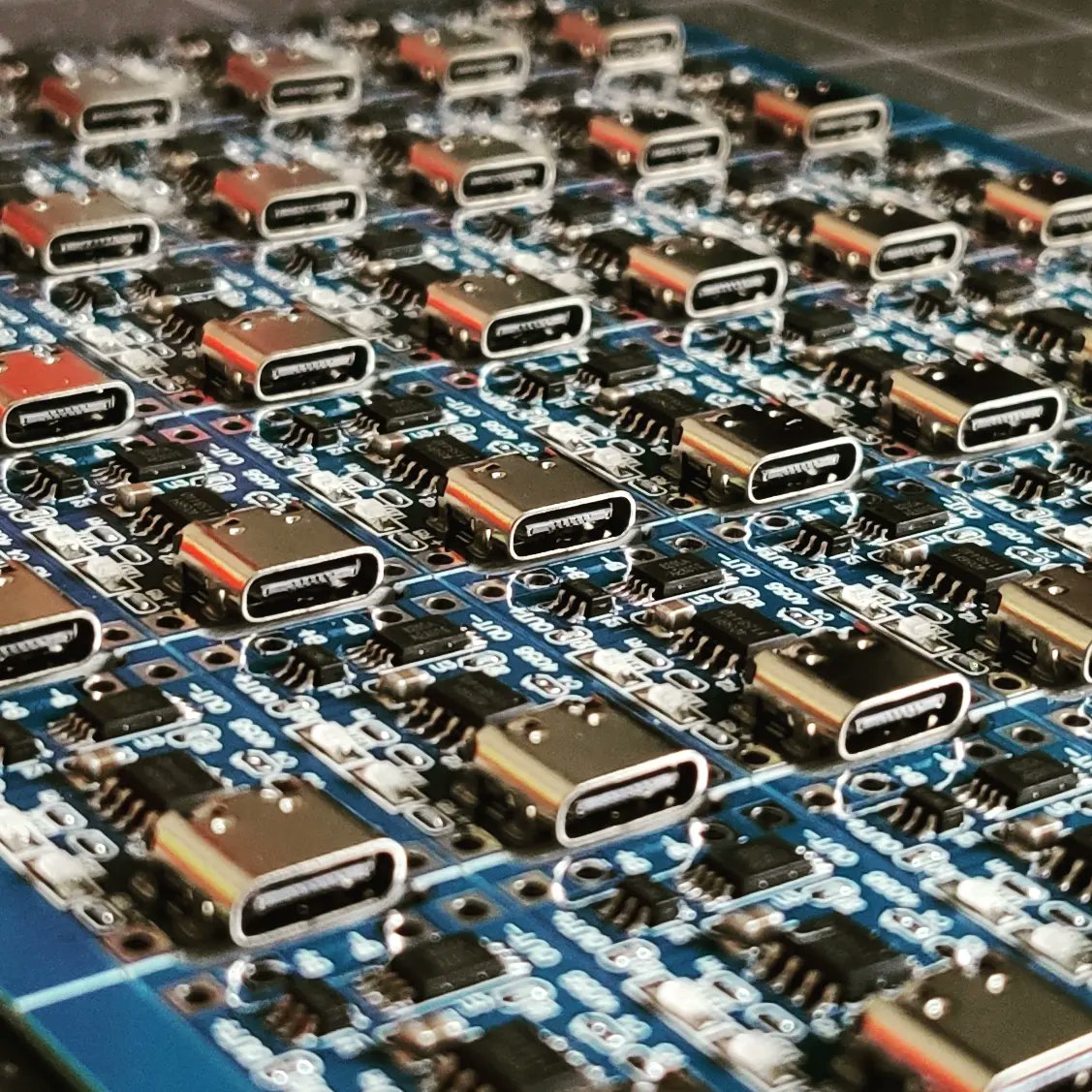 m0lokita's tweet photo. Llegaron los chunches para los SlimeVR provisionales 👍

#diyelectronics #vrchat #vrtracking #slimevr #esp8266 https://t.co/BKwaKeg9aM