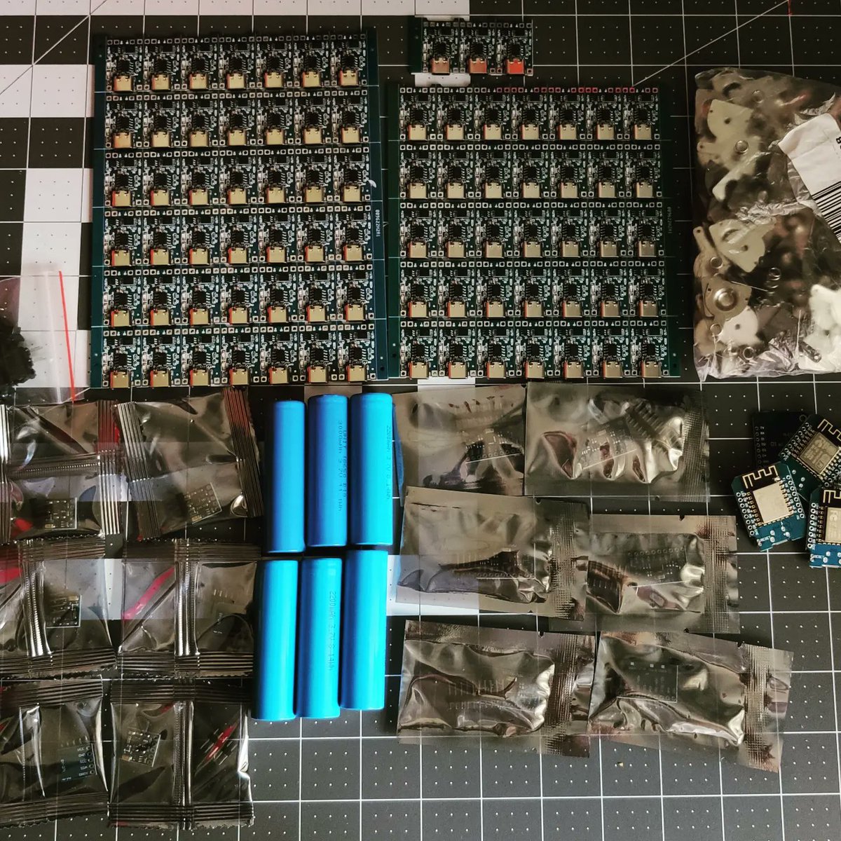 m0lokita's tweet photo. Llegaron los chunches para los SlimeVR provisionales 👍

#diyelectronics #vrchat #vrtracking #slimevr #esp8266 https://t.co/BKwaKeg9aM