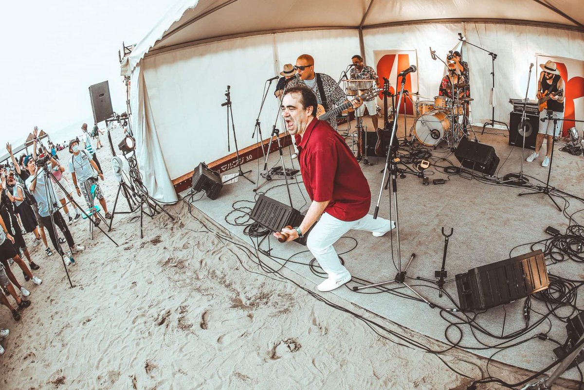 KilomboOfficial's tweet photo. Memory of our #summersonic2022
Jorge our leader going on 🔥😄
#kilombo #summersonic #musicianlife #vocal #guitarist #musicfes #サマソニ　#サマソニ2022 #tokyo #jorgediaz https://t.co/UcZsSjBc82