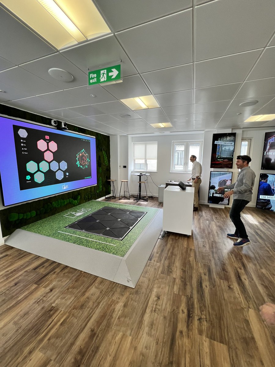 Assadourian_OOH's tweet photo. Great to take a look at some of the fantastic tech from @OceanOutdoorUK that’s being implemented into OOH! From haptics, to real life mind control and of course a look at the metaverse… @Goodstuffers are excited to book some campaigns that can utilise this fantastic tech! https://t.co/3Vk5vqy2Ci