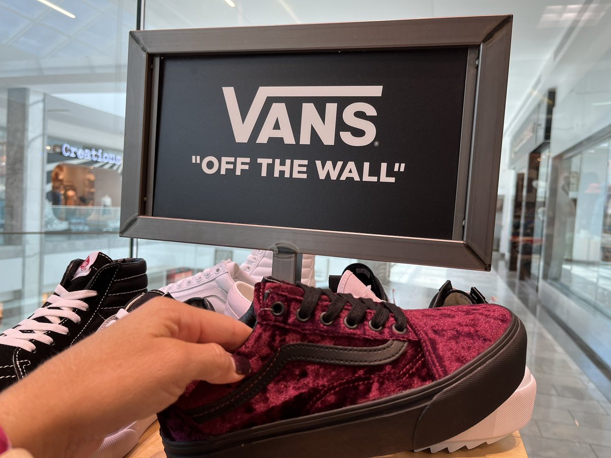 jenniferlpguru's tweet image. Do it…had to have Old Skool Velvet 👟 while @TMobile!! Awesome 😎 @Vans!! #doit #toofun #velvet #neverenough