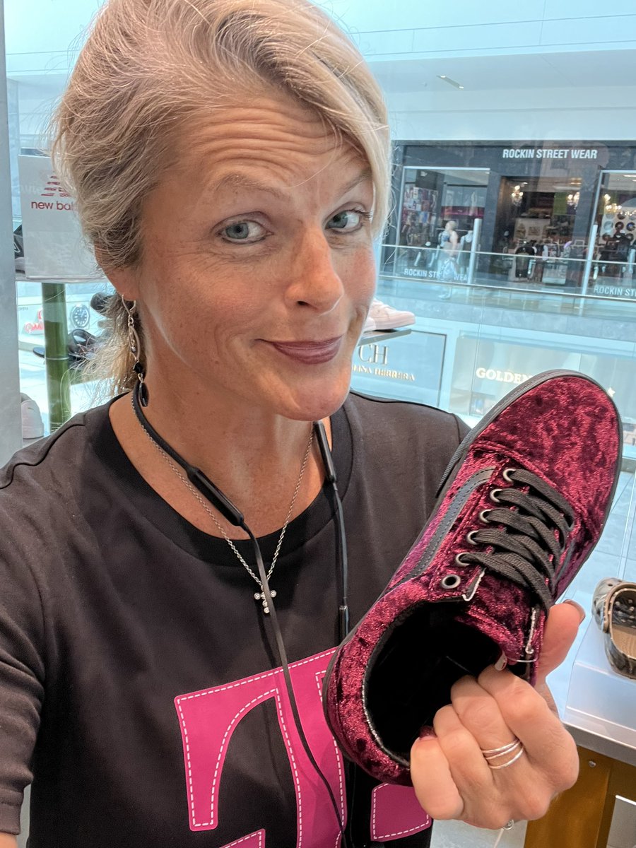 jenniferlpguru's tweet image. Do it…had to have Old Skool Velvet 👟 while @TMobile!! Awesome 😎 @Vans!! #doit #toofun #velvet #neverenough