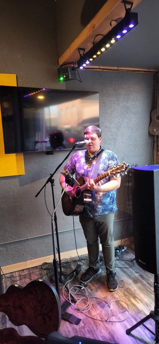 TomLounges's tweet photo. DJ CRENSON @ Montego Bay Grille in Hobart. @DJCrenson @Montegobaygrille #tomlounges #tomloungesrecord1 @hobartin @hobartindiana @teddiankackson https://t.co/wKSyPt2dp8