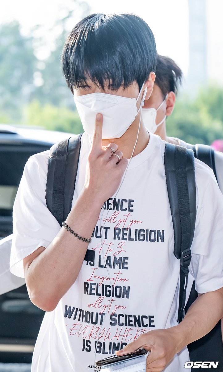 jeongyunonly's tweet photo. dreamies did the kyuu greeting at the airport hELP SLDBAISBSJ https://t.co/zzV4LknWrT