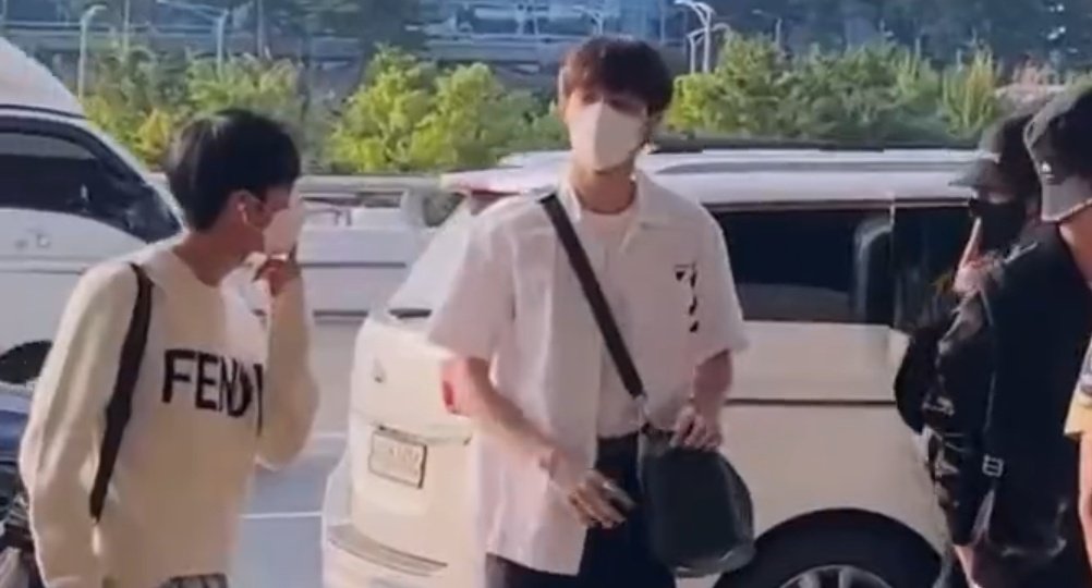 jeongyunonly's tweet photo. dreamies did the kyuu greeting at the airport hELP SLDBAISBSJ https://t.co/zzV4LknWrT