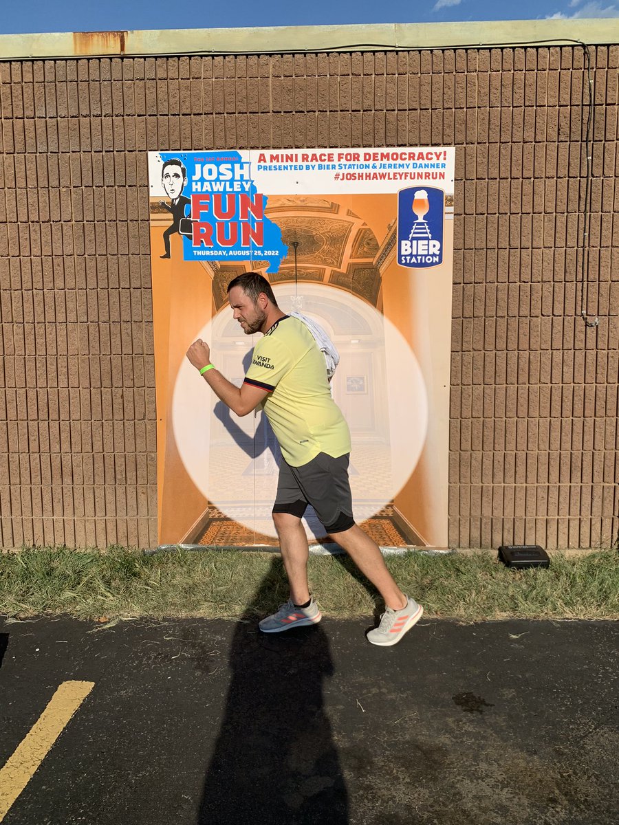 scm5687's tweet photo. #JoshHawleyFunRun @BierStation https://t.co/5SLnW5yxLw