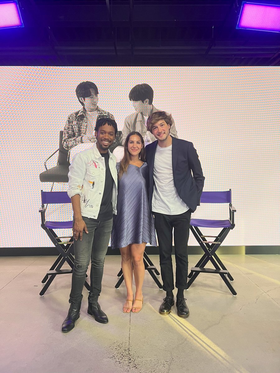 The fact that Jikook photobombed this photo 😂🙌🏾. Amazing convo in NYC with <a href="/billboard/">billboard</a> x <a href="/SamsungMobileUS/">Samsung Mobile US</a>!!