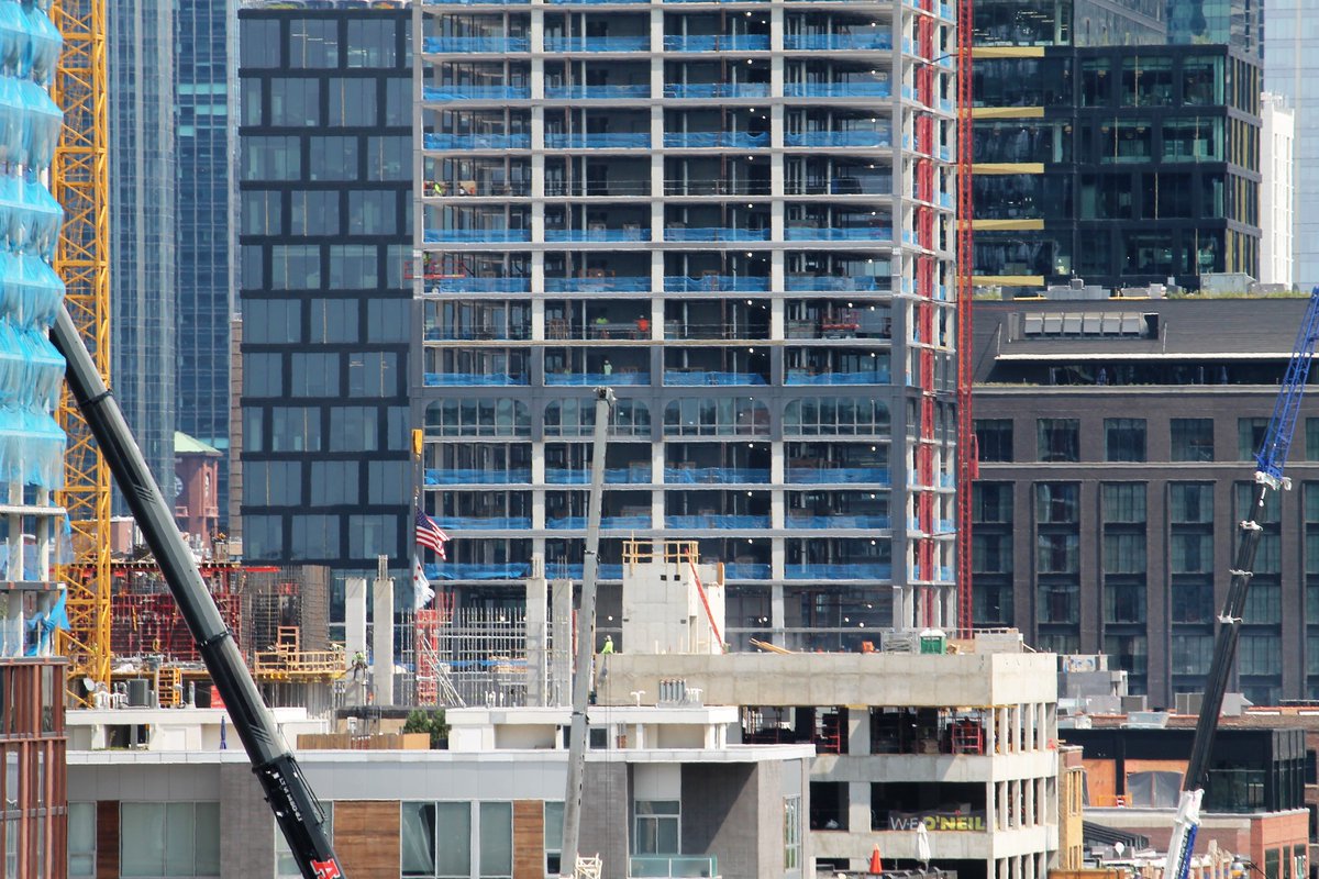 BuildingChi's tweet photo. I've seen it for myself, and it is real. 900 Randolph's got glass https://t.co/qhEO7syL3x https://t.co/fGfodMpPMe