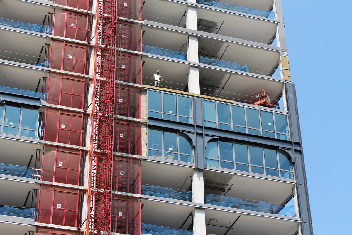 BuildingChi's tweet photo. I've seen it for myself, and it is real. 900 Randolph's got glass https://t.co/qhEO7syL3x https://t.co/fGfodMpPMe