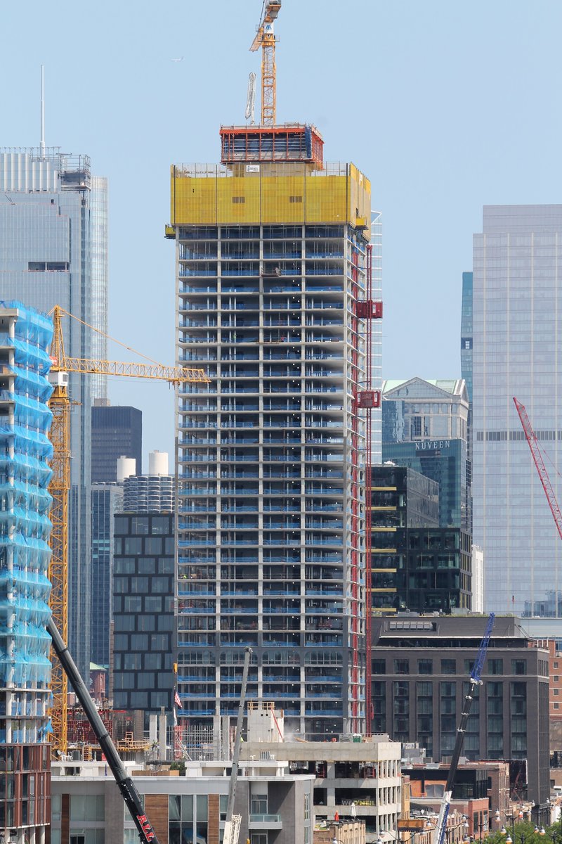 BuildingChi's tweet photo. I've seen it for myself, and it is real. 900 Randolph's got glass https://t.co/qhEO7syL3x https://t.co/fGfodMpPMe