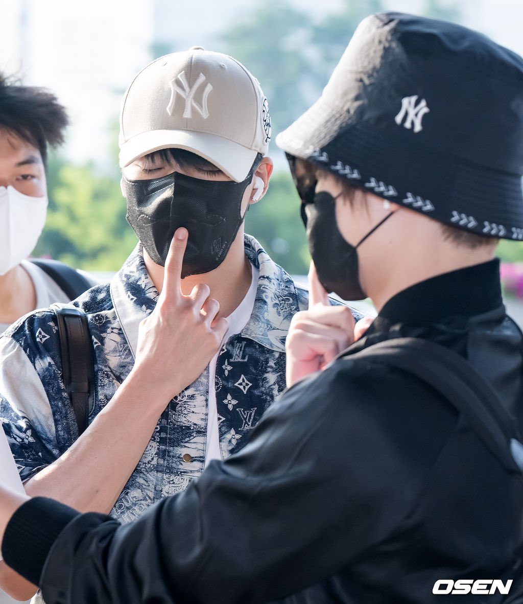 SM_NCT's tweet photo. [PRESS] 220826 #NCTDREAM at Gimpo International Airport on the way to Japan for ‘SMTOWN LIVE 2022 : SMCU EXPRESS@TOKYO’

#JENO &amp; #CHENLE https://t.co/OtMmaRjSY2