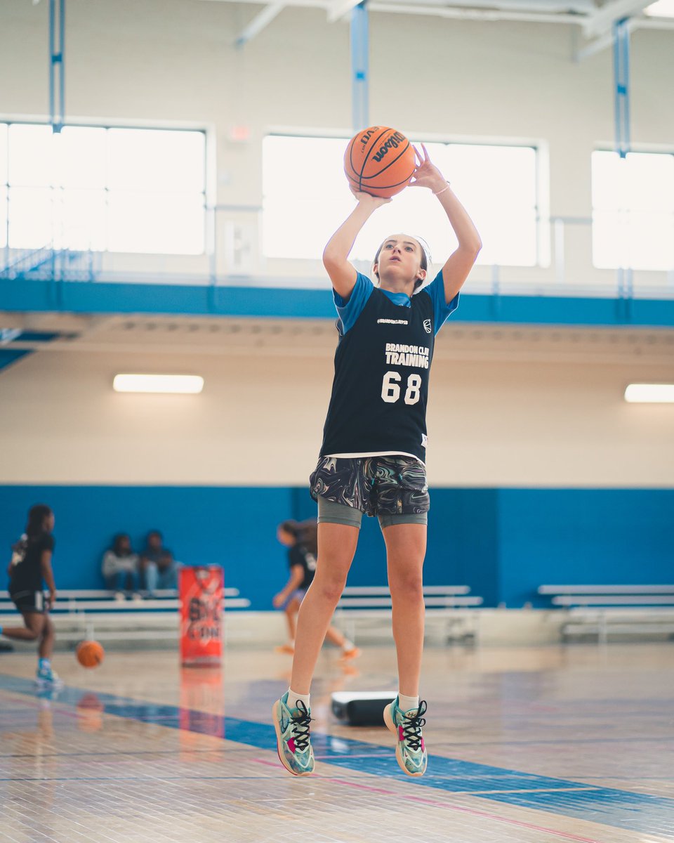 XavierSoHoops's tweet photo. Brandon Clay 2022 Showcases x @bclaytraining

‘27 G Reece Davis (AL) @CrimsonReece4 of @Alabama2027 was in attendance for Elite 100 Showcase 

Playmaking guard that gets everyone involved. Can knockdown the 3 ball &amp; has a solid handle https://t.co/DMbeQ1dWL1