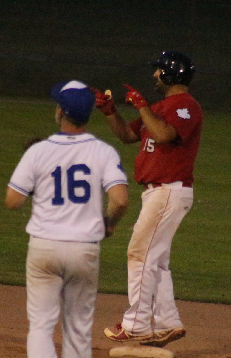 NDBASenior's tweet photo. Scott Cole launches a double over the head of the left fielder, Owen Nahri.

Chico Anderi and Mark Jaroslawski score.

The @WellandChiefs extend their lead over the Cobras to 3-0 in the top of the fourth.

#FeatureGame https://t.co/ySMAuQGGRN