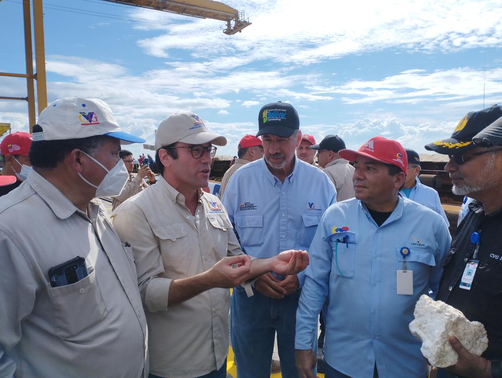 VENALUM_CVG's tweet photo. #AlInstante>> Así transcurre la descarga del Carbonato de Magnesio Venezolano cumpliendo con el programa de Sustitución de Importaciones.

#ProducirEsVencer 
#MagnesitaSoberana
#EnCrecimientoEconómico
@CVG_Oficial 
@IndustriasVE 
@NicolasMaduro https://t.co/Fvr9YqJE6b