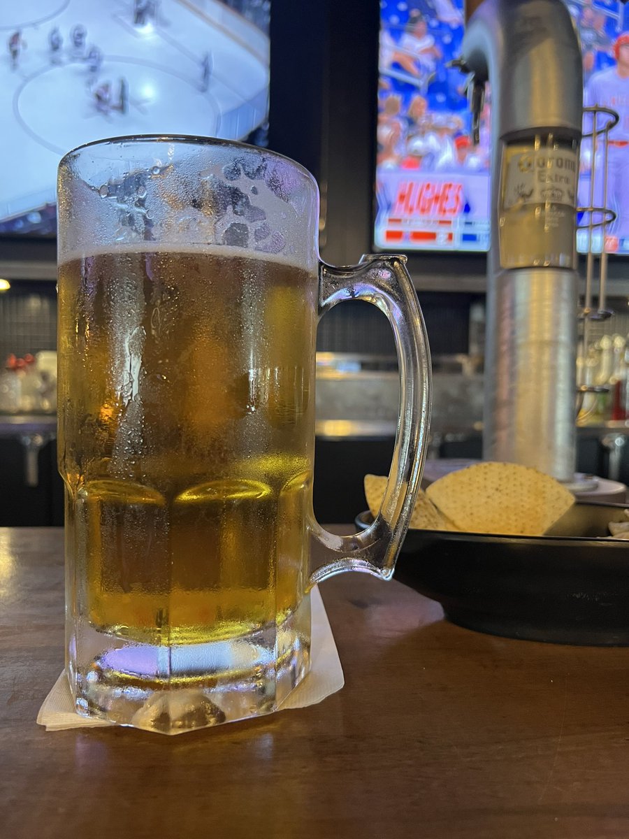ArashkBahram's tweet photo. Cold, 32oz. #AlexanderKeith https://t.co/yiybEnGHes