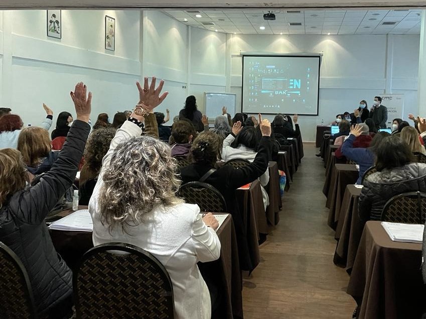 decon_uchile's tweet image. Un equipo de más de 60 encuestadores del @CMicrodatos saldrá a terreno este fin de semana para realizar el piloto de la #EncuestaCasen2022 en las regiones Metropolitana, de Valparaíso y O'Higgins, luego de pasar por un intenso proceso de capacitación. ¡¡Mucha suerte!! 🙌