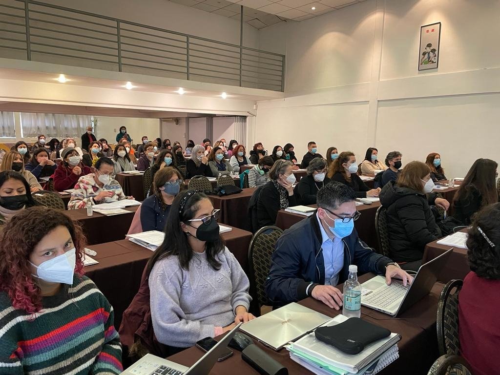 decon_uchile's tweet image. Un equipo de más de 60 encuestadores del @CMicrodatos saldrá a terreno este fin de semana para realizar el piloto de la #EncuestaCasen2022 en las regiones Metropolitana, de Valparaíso y O'Higgins, luego de pasar por un intenso proceso de capacitación. ¡¡Mucha suerte!! 🙌