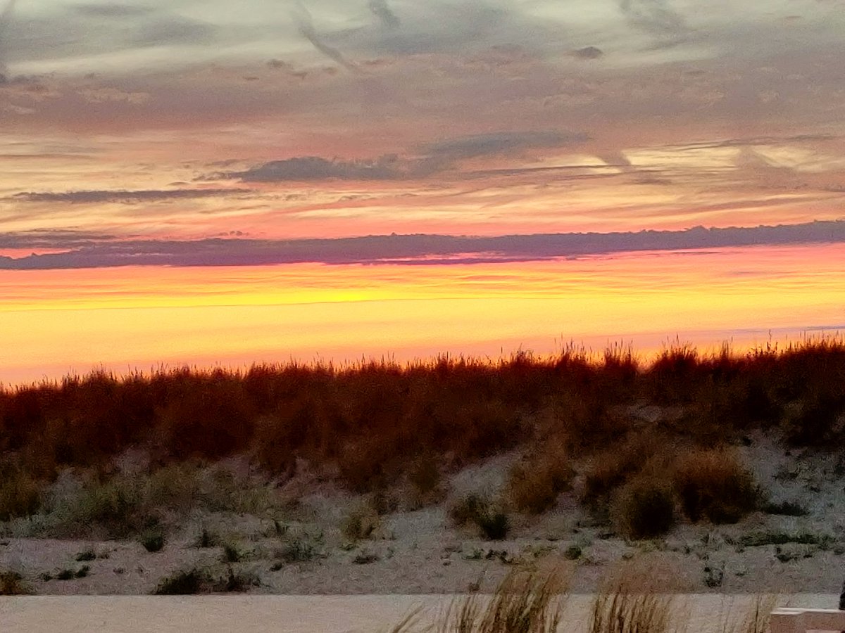Wat is dit toch ontzettend mooi 🥰 #zonsondergang #beach #oostduinkerke #belgie #zomervakantie