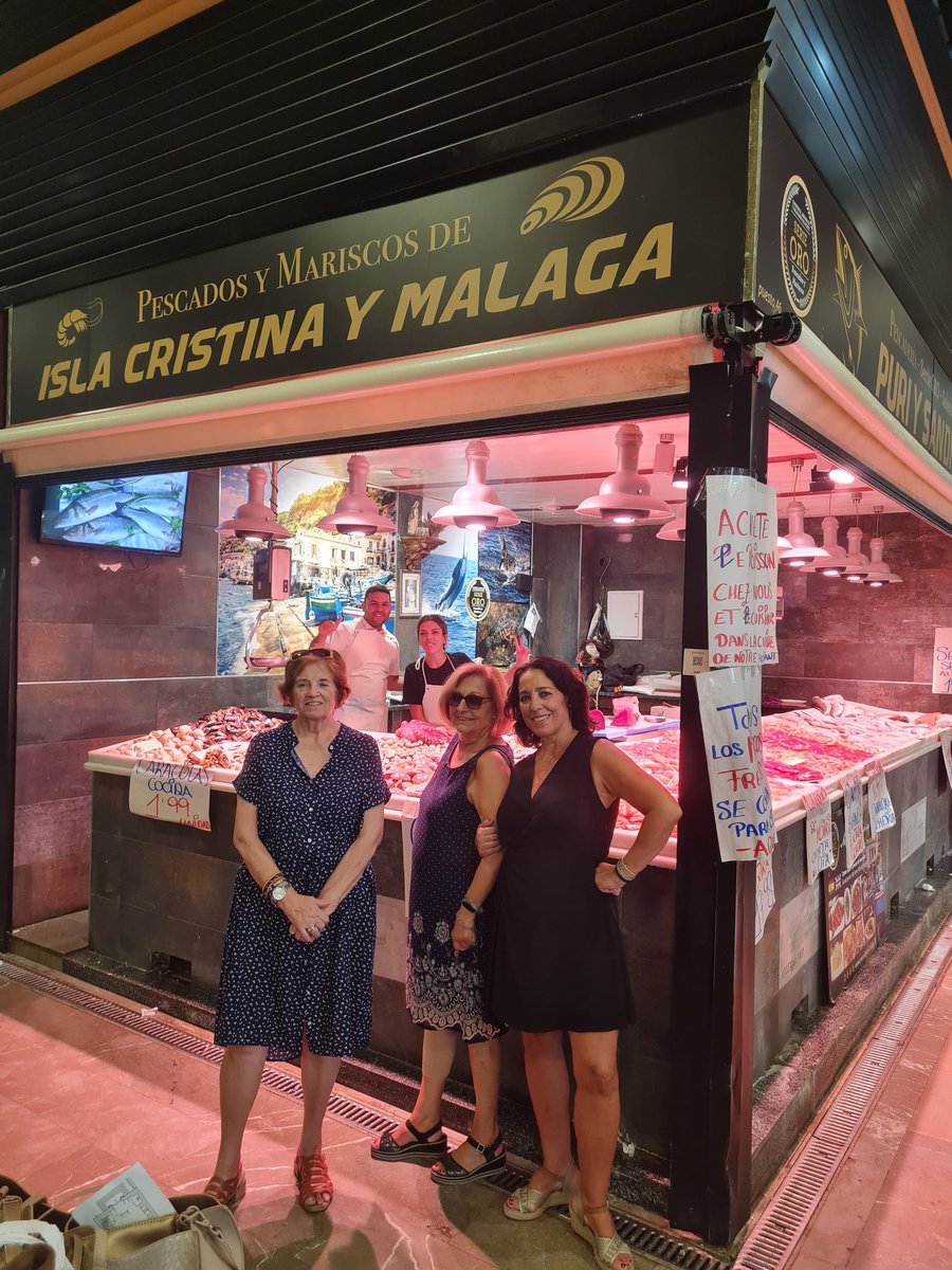JNietoSerrano's tweet photo. @LoretoB16 @serie_oro la "familia" al completo.

Genial el rato que hemos pasado hoy mientras degustabamos vuestros productos.

Todo perfecto.  Mil gracias  Sandra, Maria y los chicos. https://t.co/u3lThtnmRB