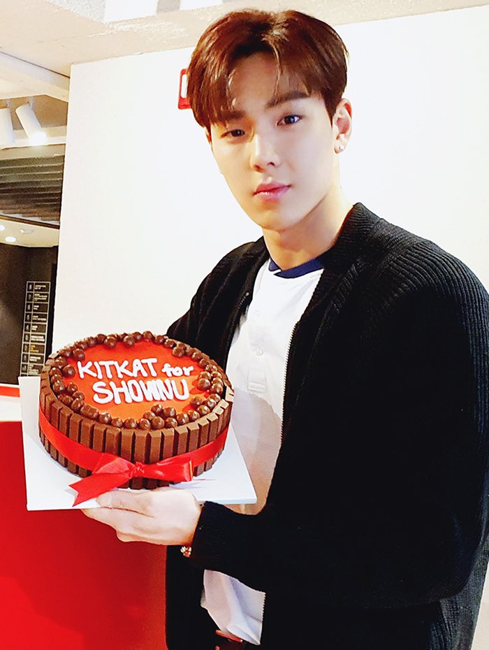 himshownu's tweet photo. [#SHOWNU] Gracias a Monbebe recibí un gran regalo de Kitkat 🎉🎉 me gustaría compartir mis sentimientos contigo, pero espero que las fotos puedan cubrirlo. https://t.co/UWlfIHmHBq