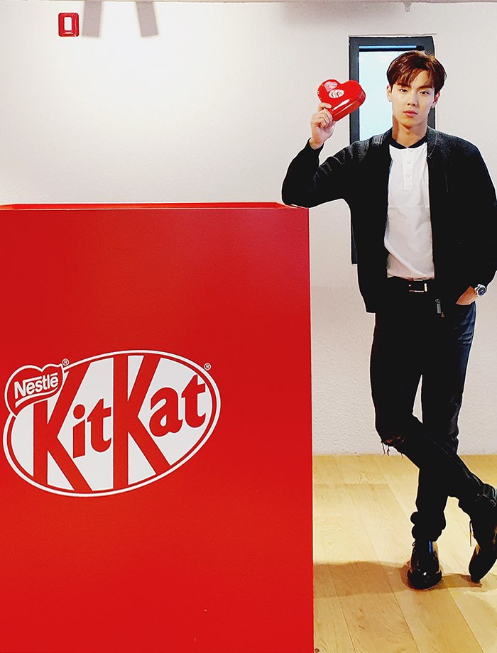 himshownu's tweet photo. [#SHOWNU] Gracias a Monbebe recibí un gran regalo de Kitkat 🎉🎉 me gustaría compartir mis sentimientos contigo, pero espero que las fotos puedan cubrirlo. https://t.co/UWlfIHmHBq