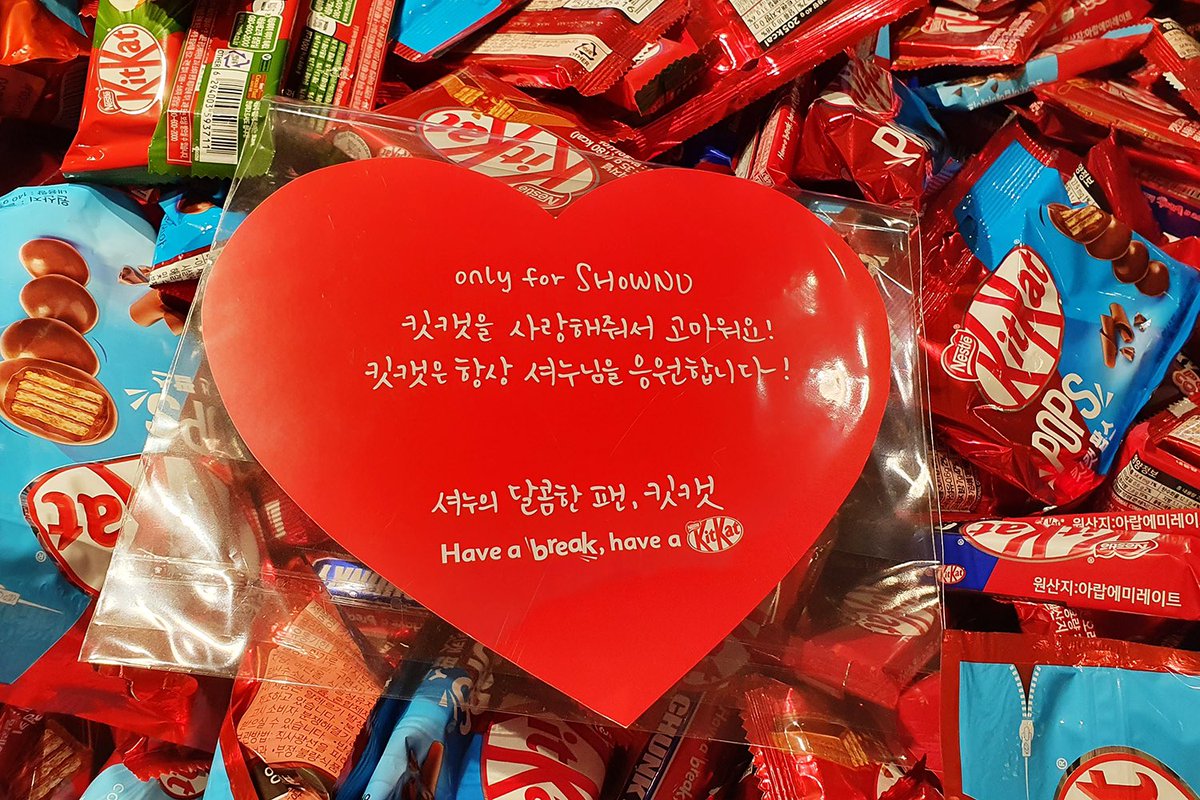 himshownu's tweet photo. [#SHOWNU] Gracias a Monbebe recibí un gran regalo de Kitkat 🎉🎉 me gustaría compartir mis sentimientos contigo, pero espero que las fotos puedan cubrirlo. https://t.co/UWlfIHmHBq