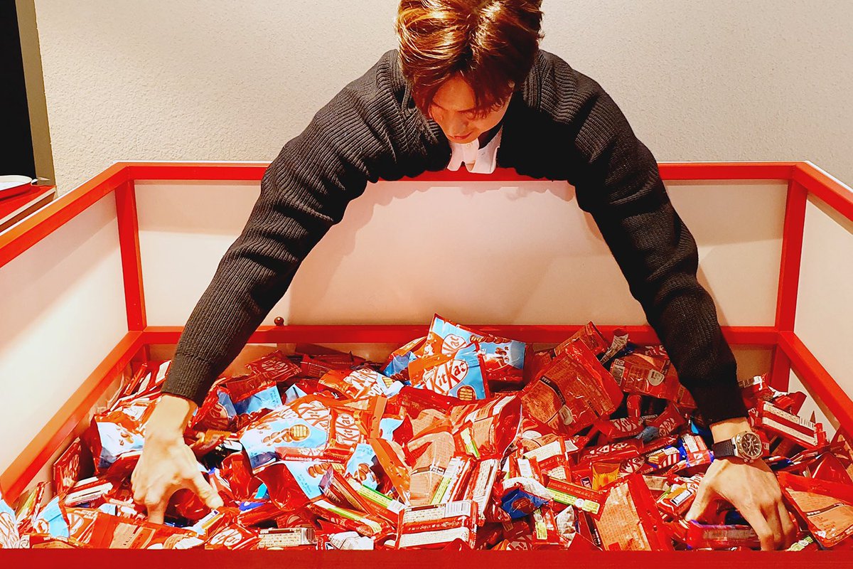 himshownu's tweet photo. [#SHOWNU] Gracias a Monbebe recibí un gran regalo de Kitkat 🎉🎉 me gustaría compartir mis sentimientos contigo, pero espero que las fotos puedan cubrirlo. https://t.co/UWlfIHmHBq