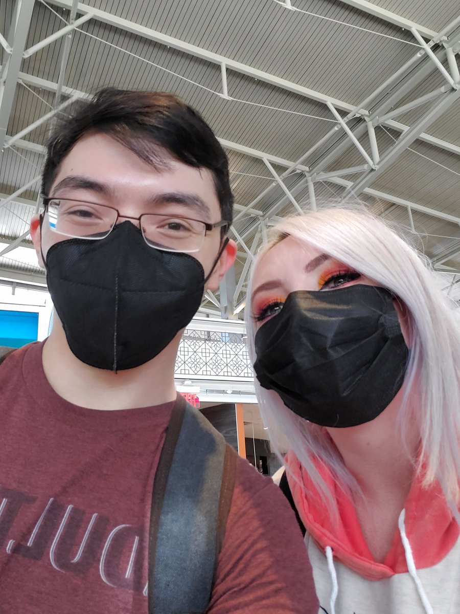 AmIL0st's tweet photo. Randomly ran into @JessicaNigri at the airport today. It was great meeting you, even if we didn't talk much. https://t.co/pMk5cZWtIe