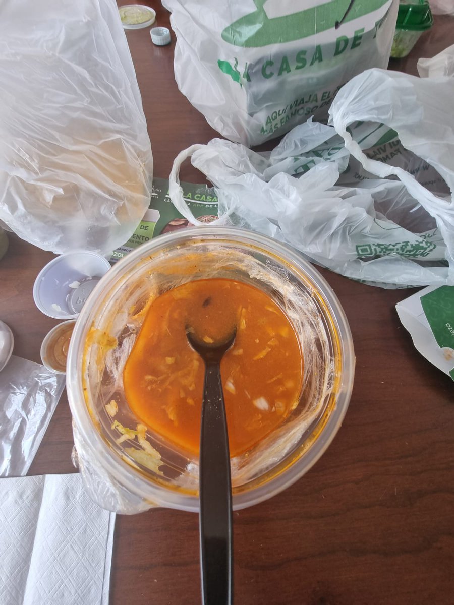 AngelicaAS15's tweet photo. @LaCasaDeTonoMx Al recibir mi pedido que contesta de 6 pozoles al dar unas cucharadas me percató de un insecto en mi pozole. Por lo cual @COFEPRIS hago responsable a casa Toño de cualquier enfermedad gastrointestinal, ya que todos habíamos iniciado a probar los alimentos. https://t.co/oX5VOHwreO