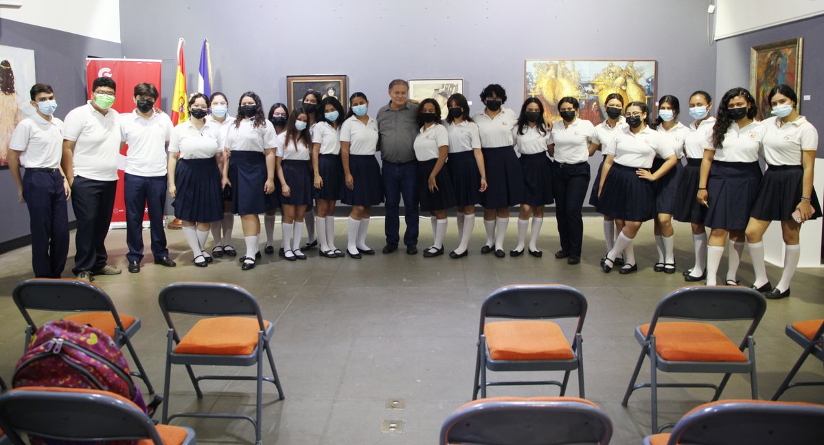 CCENicaragua's tweet photo. 📸 El martes por la mañana recibimos a un grupo de estudiantes del Colegio Villa Flor en el #CCEN, quienes apreciaron 2 documentales de los hermanos Juan y Paco Pimentelen 🇪🇸, el marco del ciclo de cine 𝐓𝐞𝐬𝐨𝐫𝐨𝐬 𝐲 𝐟𝐚𝐧𝐭𝐚𝐬𝐦𝐚𝐬 𝐝𝐞 𝐥𝐚 𝐜𝐢𝐞𝐧𝐜𝐢𝐚 𝐞𝐬𝐩𝐚ñ𝐨𝐥𝐚 https://t.co/j06I3em0Nn