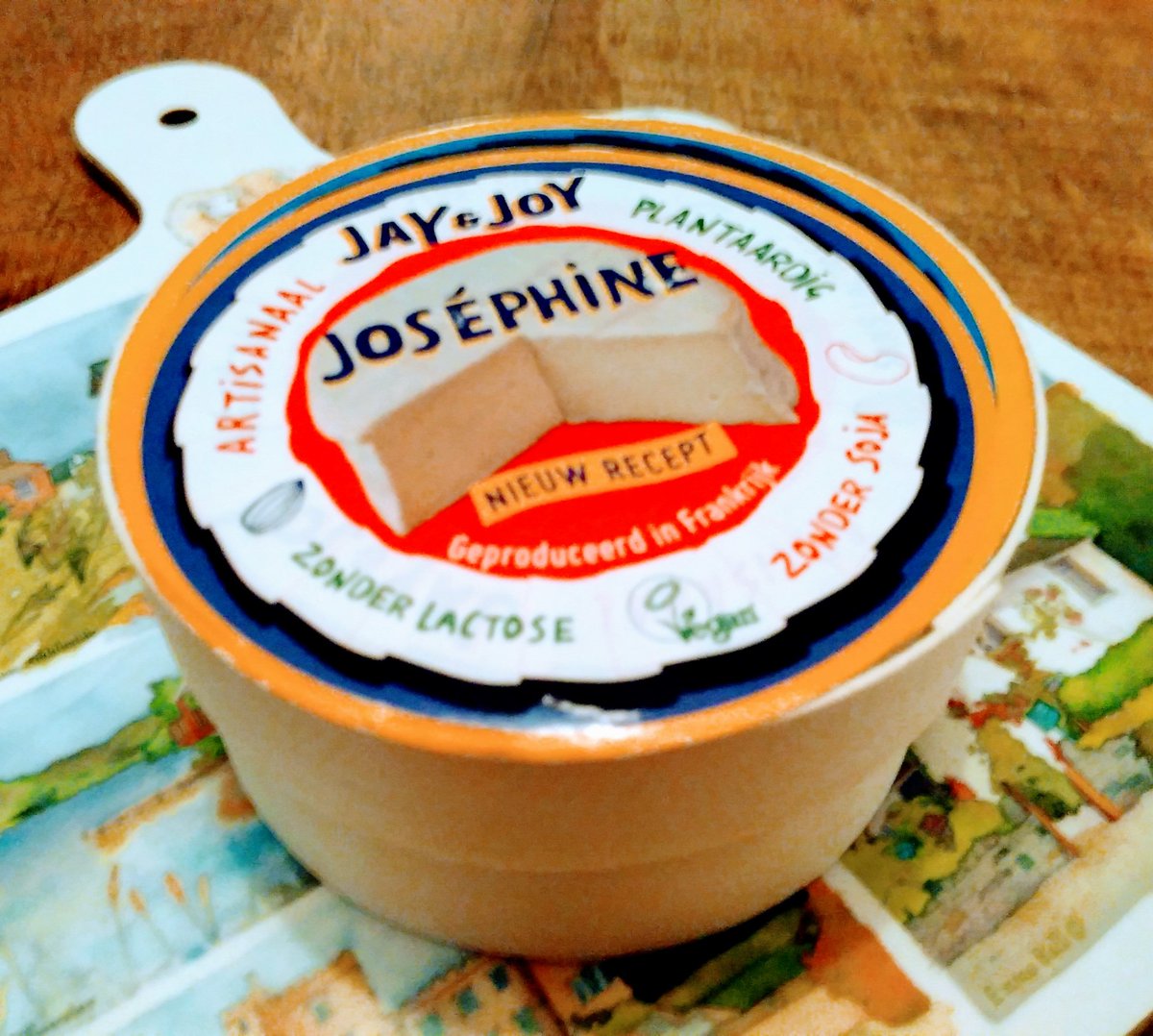 nomnomdan's tweet photo. Discovered another very decent vegan brie. This one is by "Jay &amp; Joy" (from Paris!): a very nice almond+cashew cheez, with a great rind, good flavour &amp; texture. https://t.co/RH8TNkXW2H https://t.co/GlOpEBSoR2