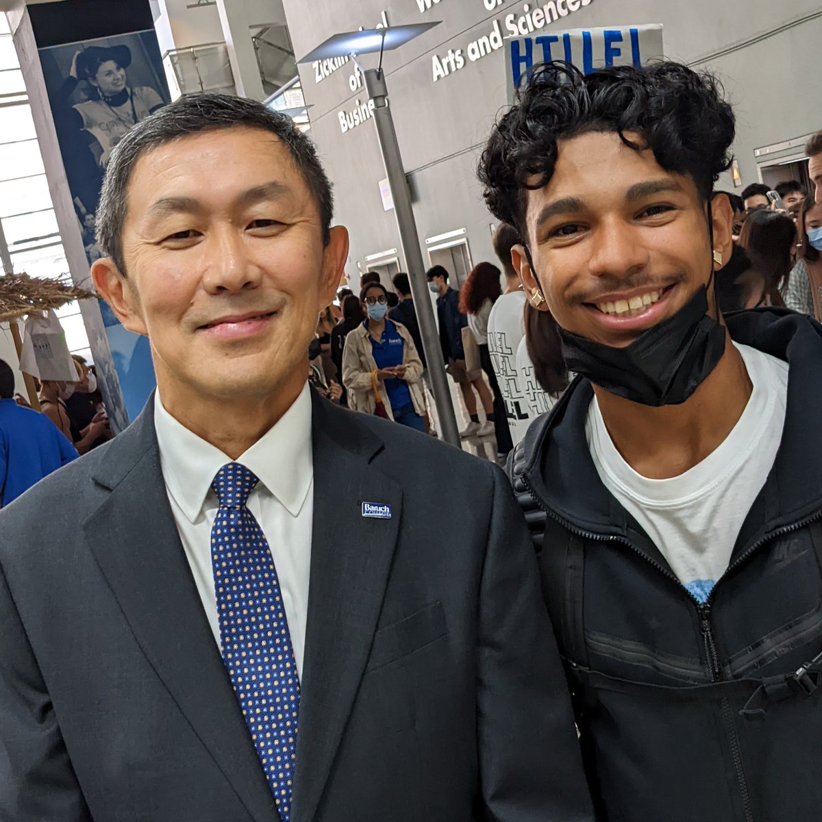 BaruchCollege's tweet photo. 🎊It's been a thrill to welcome the #ClassOf2026 to the #BaruchCommunity! We wish you an amazing #Fall2022 semester. 📈

Special thanks to author and #BaruchAlumna Daphne Palasi Andreades (’15) for a great keynote address at the #Fall2022 #StudentConvocation. 🍂🌟

#BaruchPride https://t.co/0fvv1JcXPD