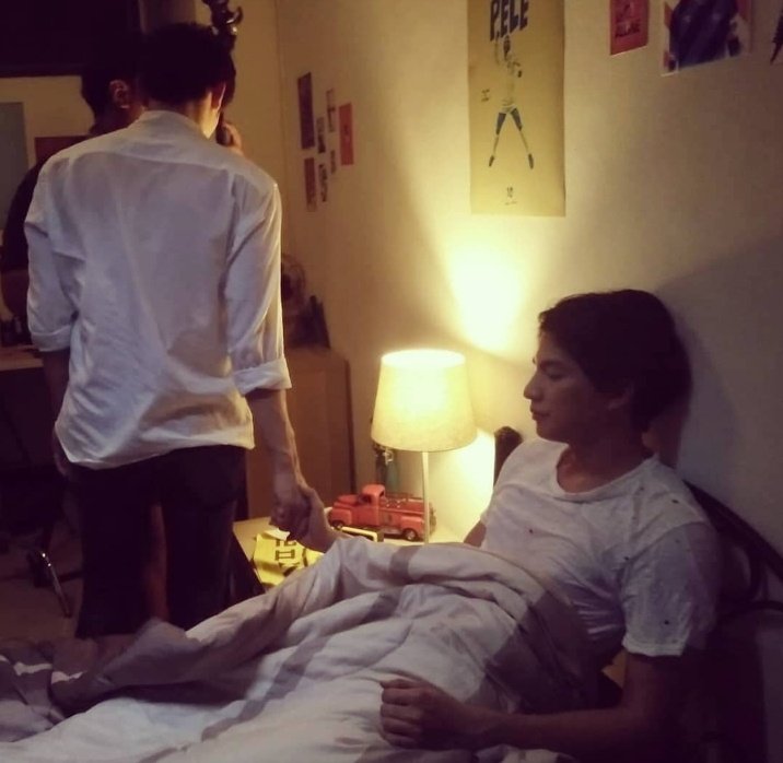 carolsuppawut's tweet photo. Durante a pausa de uma gravação onde o G tinha q fazer uma cena mt emotiva ele aimda estava emocionado dps da cena. Ele eatica a mão e chama pelo M mais de início o M ñ tinha ouvido deppis q o M se dá conta ele dá a mão ao G e fica segirando ela até as gravações voltarem. https://t.co/dRJgaPeSJt
